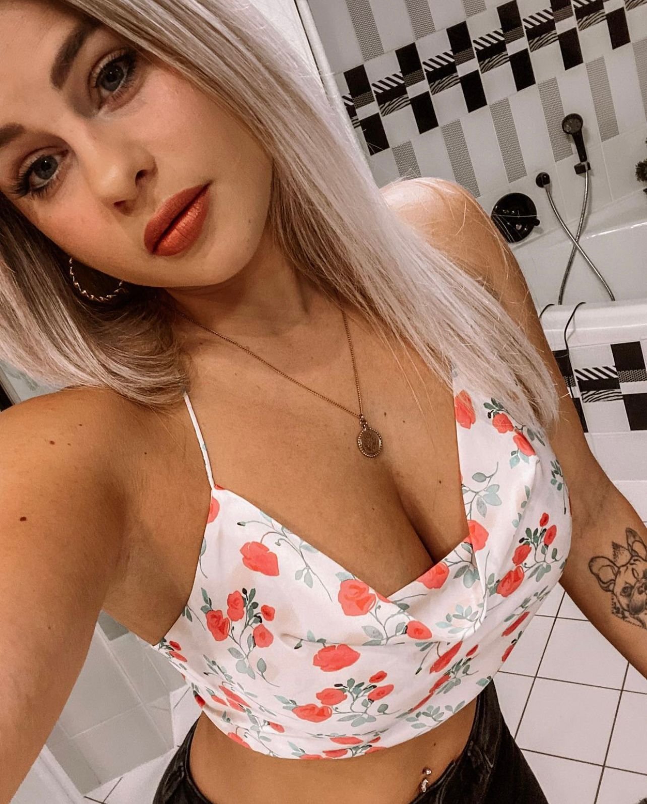 Alsancak Duruşu Güçlü Kadın Escort Cıva