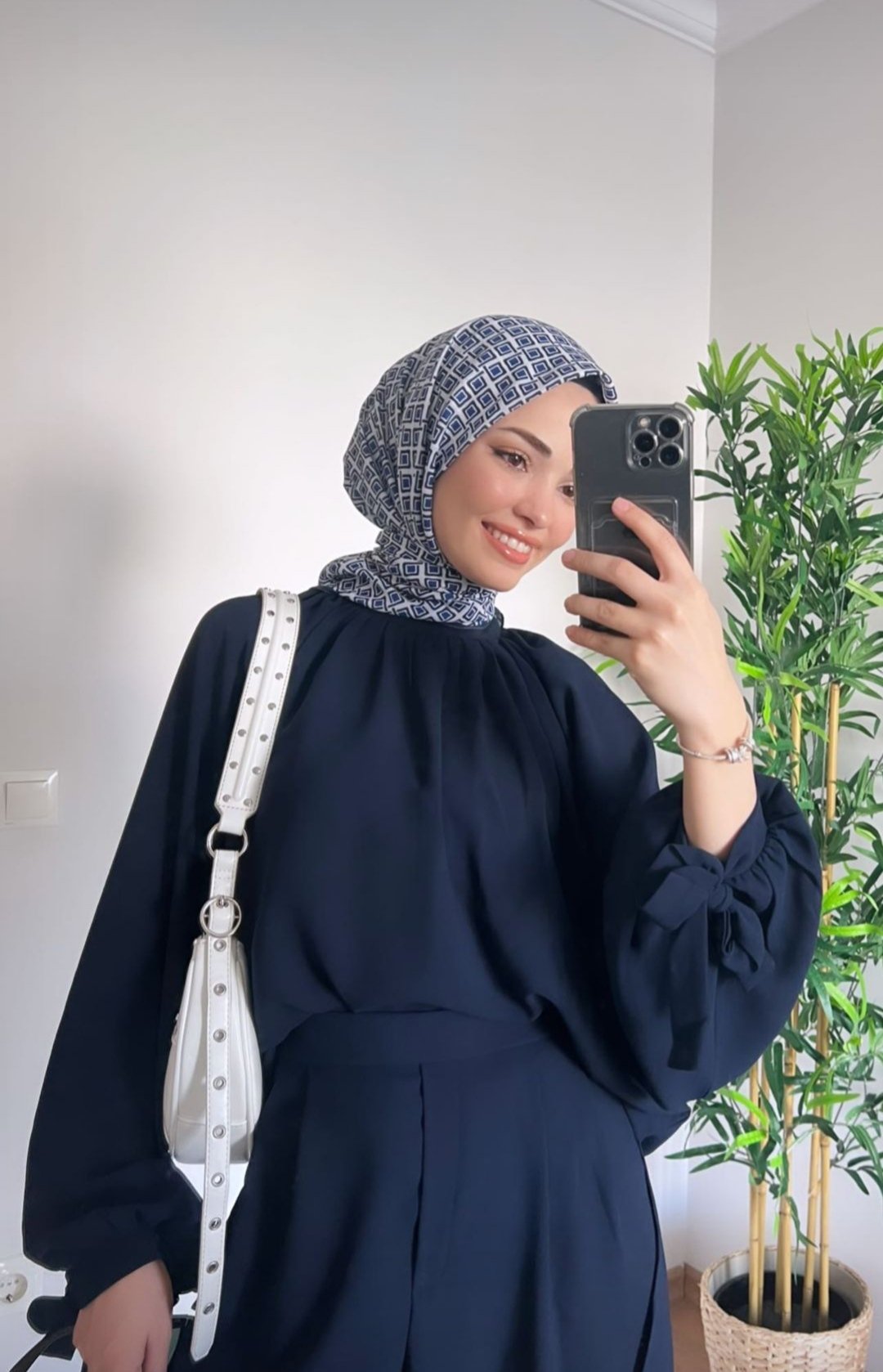 Sivaslı Duruşu Güçlü Kadın Escort Arzu